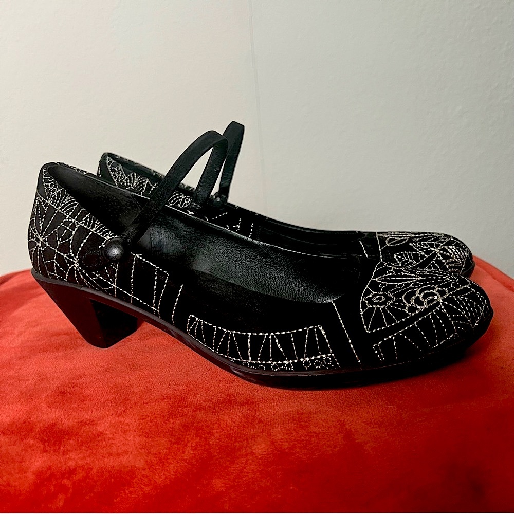Camper Black & Gold Mary Jane kitten heels